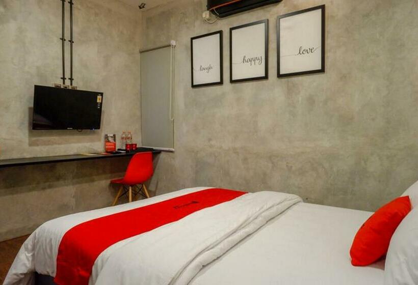 호텔 Reddoorz Plus Near Kawasan Sam Poo Kong Semarang