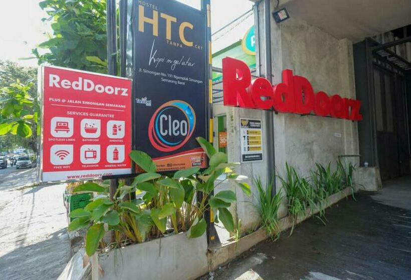 호텔 Reddoorz Plus Near Kawasan Sam Poo Kong Semarang