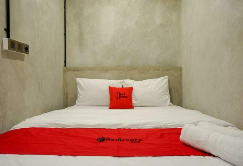 호텔 Reddoorz Plus Near Kawasan Sam Poo Kong Semarang