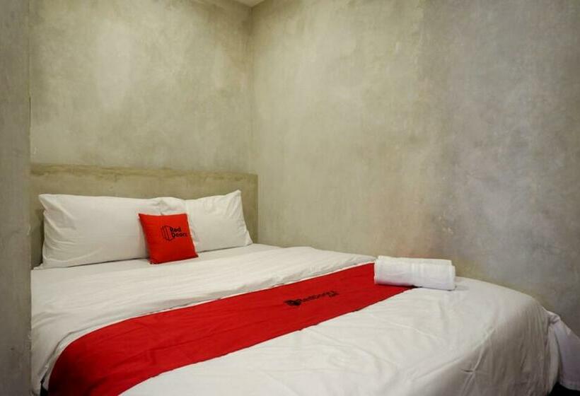 호텔 Reddoorz Plus Near Kawasan Sam Poo Kong Semarang