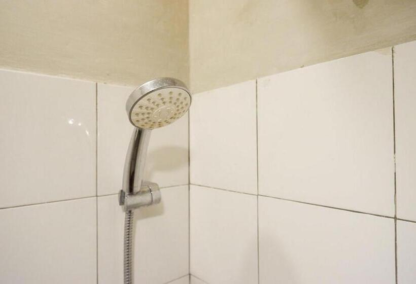 호텔 Reddoorz Plus Near Kawasan Sam Poo Kong Semarang