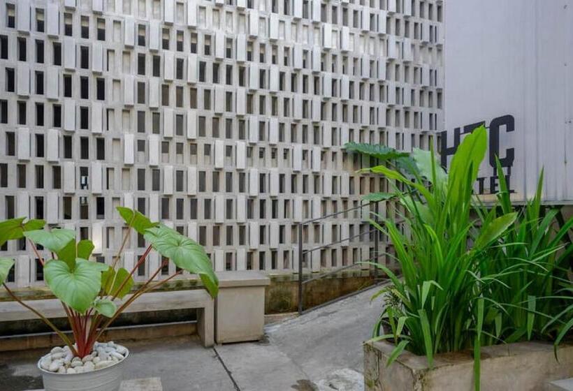 호텔 Reddoorz Plus Near Kawasan Sam Poo Kong Semarang