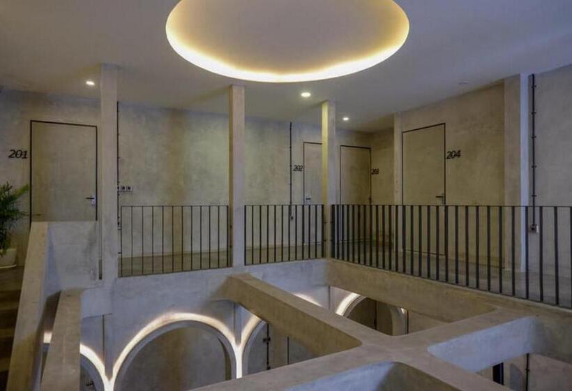 호텔 Reddoorz Plus Near Kawasan Sam Poo Kong Semarang