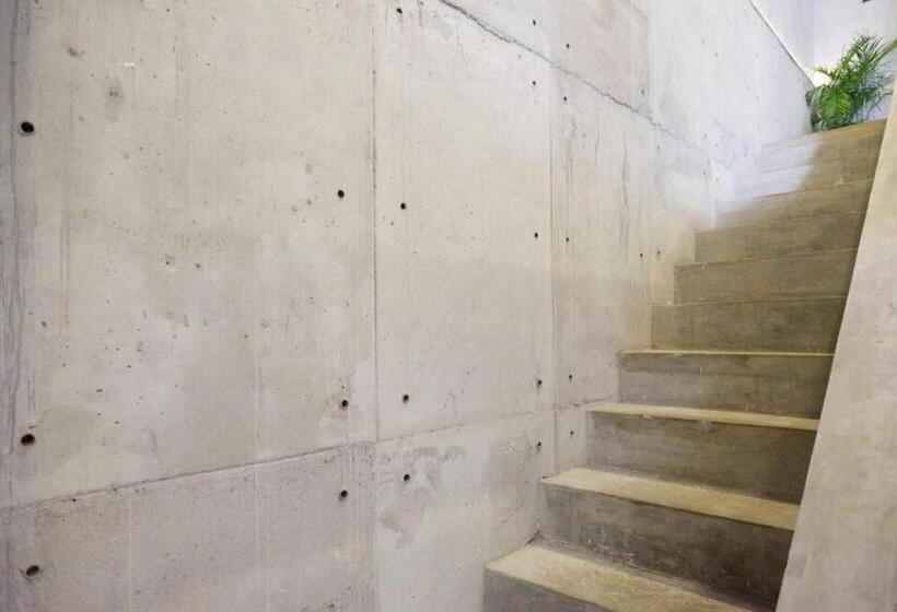 호텔 Reddoorz Plus Near Kawasan Sam Poo Kong Semarang