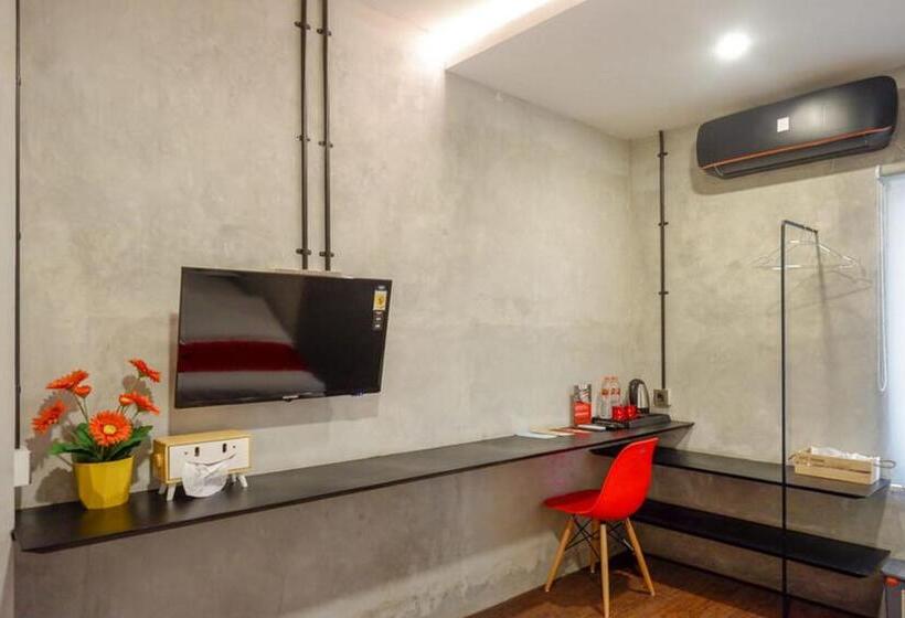 호텔 Reddoorz Plus Near Kawasan Sam Poo Kong Semarang