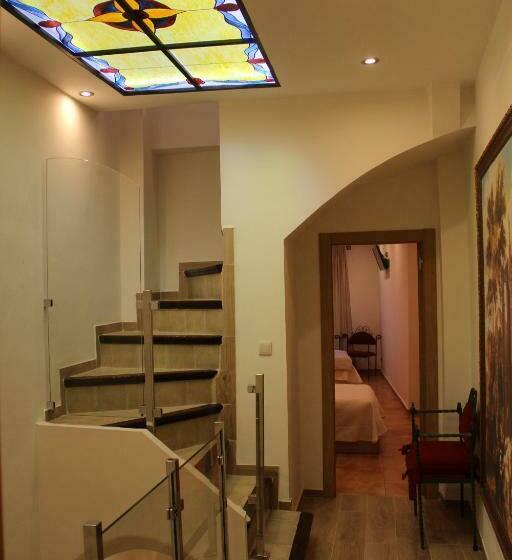 پانسیون Hostal Poeta Machado