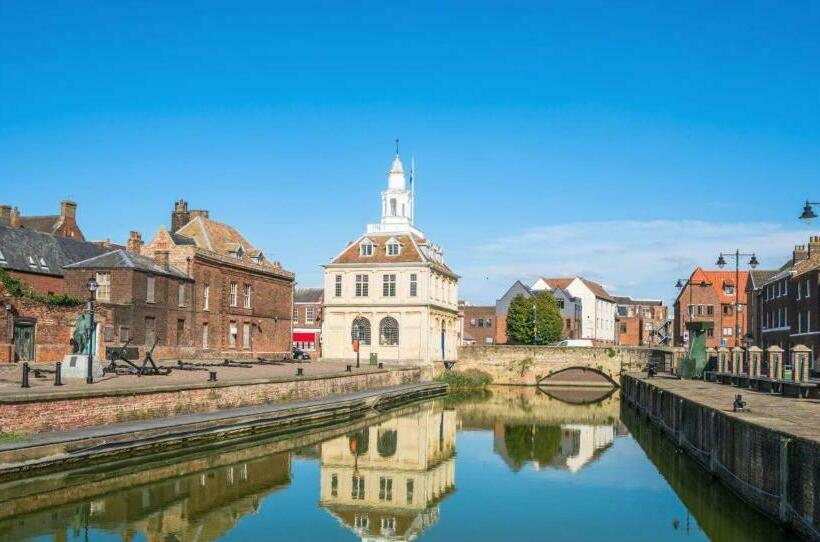 Пансион Room In House Private En Suite Room In Town, Close To Hospital