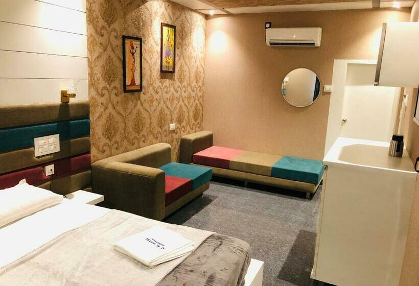 C M Hotel New