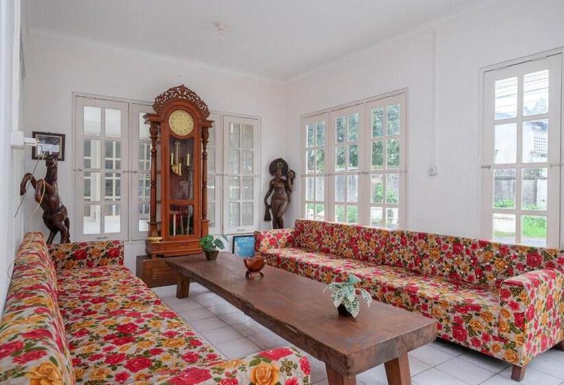 Отель Reddoorz Plus Near Ums Solo