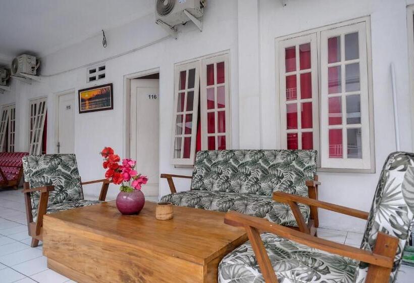 Отель Reddoorz Plus Near Ums Solo