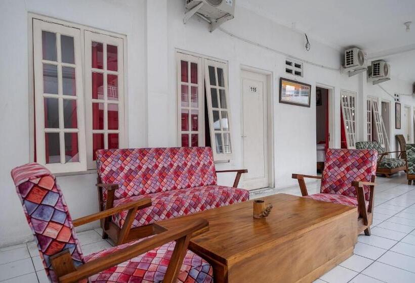 Отель Reddoorz Plus Near Ums Solo