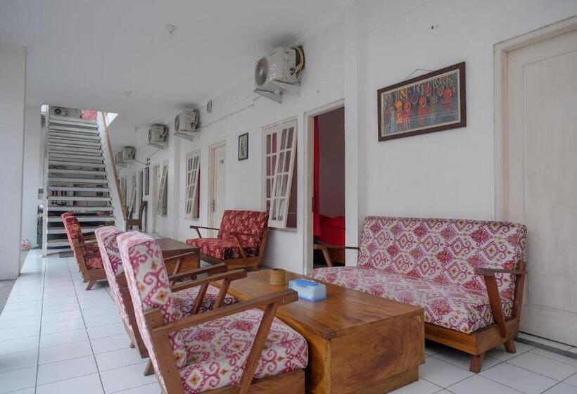 Отель Reddoorz Plus Near Ums Solo