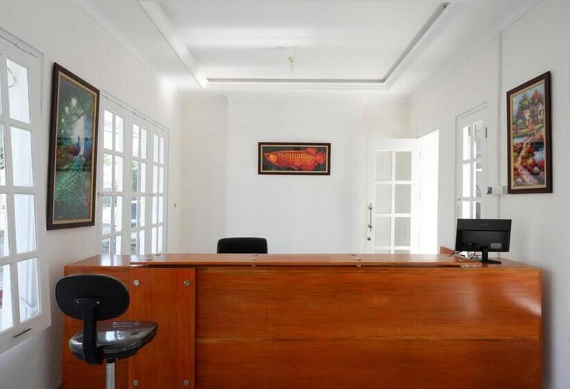 Отель Reddoorz Plus Near Ums Solo