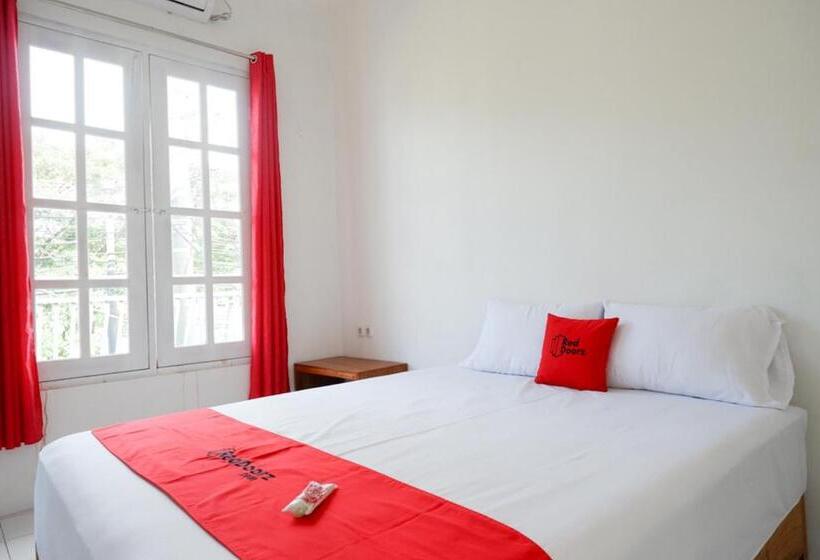 Отель Reddoorz Plus Near Ums Solo