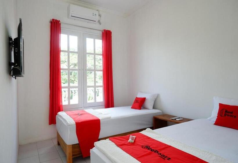 Отель Reddoorz Plus Near Ums Solo