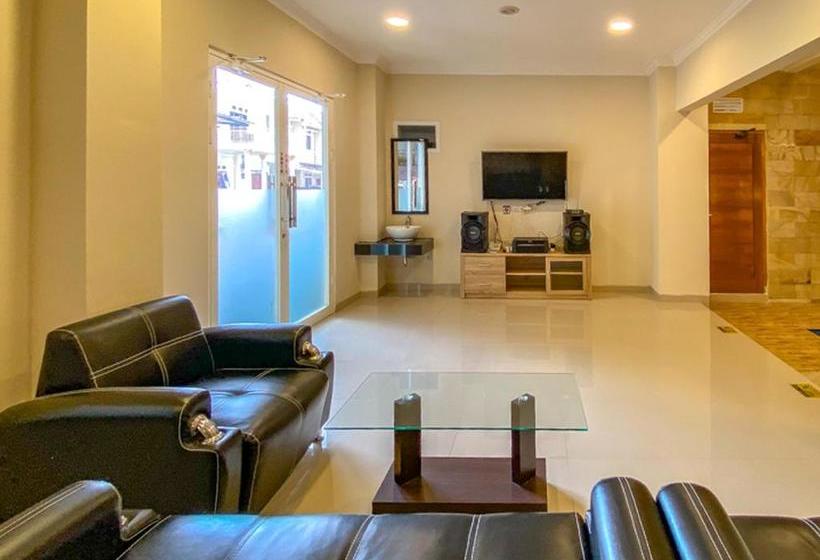 בית מלון כפרי Reddoorz Premium Near Museum Angkut Batu 3