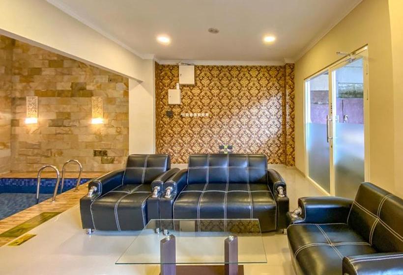 בית מלון כפרי Reddoorz Premium Near Museum Angkut Batu 3