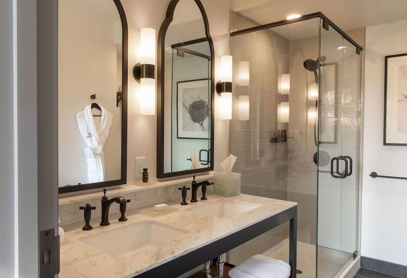 호텔 The Lodge At St Edward State Park