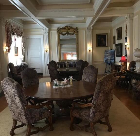 تختخواب و صبحانه Burke Mansion