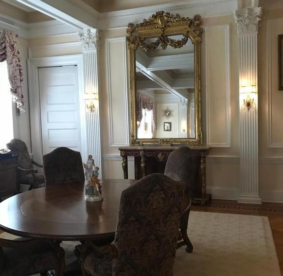 تختخواب و صبحانه Burke Mansion