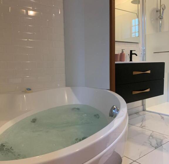 민박 Le Bas Chitray