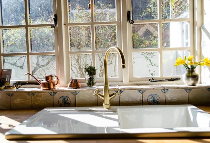 민박 The House With Two Front Doors