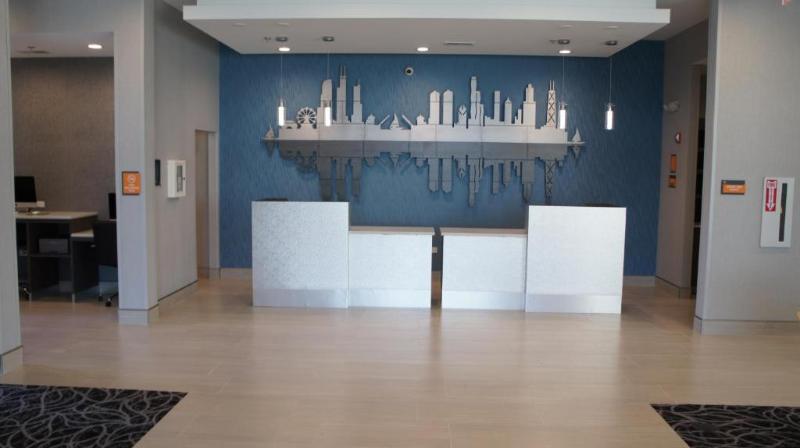 هتل La Quinta Inn & Suites By Wyndham Shorewood