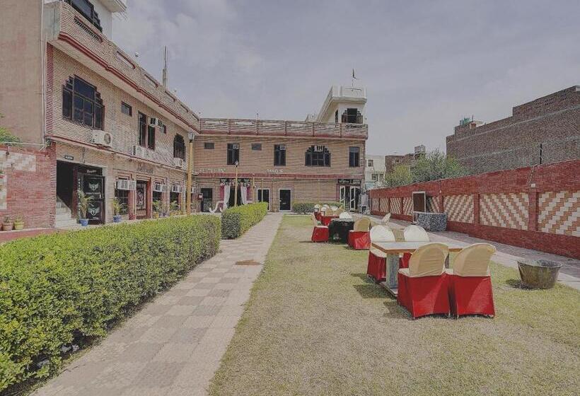 Hotel Oyo 80038  Fridays