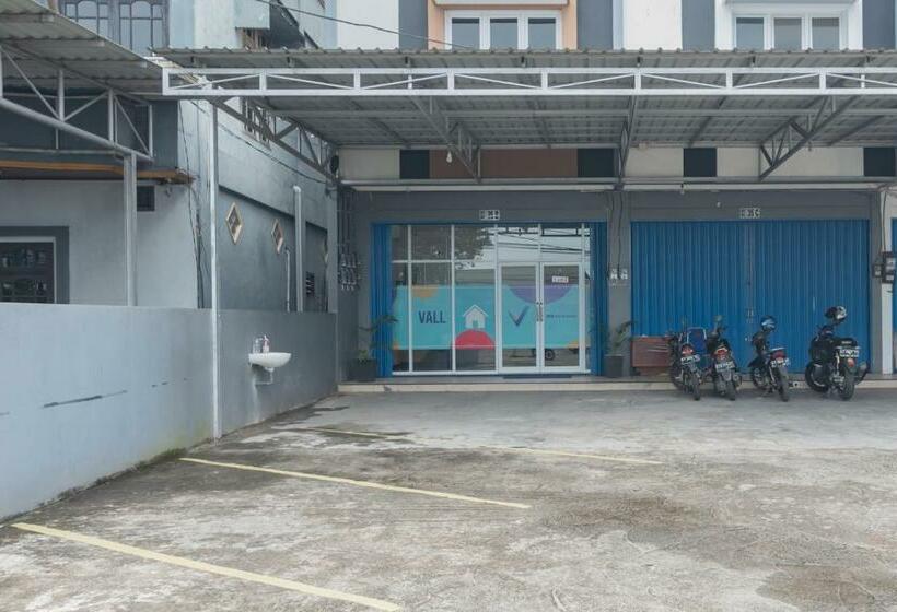 Отель Reddoorz At Vall Guest House Balikpapan