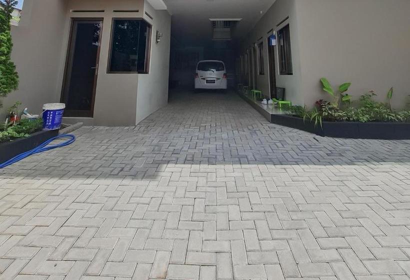 Отель Reddoorz Syariah @ Boemi Guesthouse Tasikmalaya