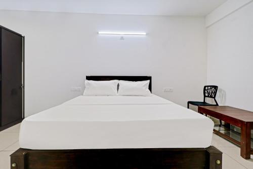 호텔 Spot On 80018 Vardhaman Dhanashala Residency