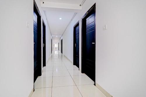 호텔 Spot On 80018 Vardhaman Dhanashala Residency