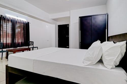 호텔 Spot On 80018 Vardhaman Dhanashala Residency