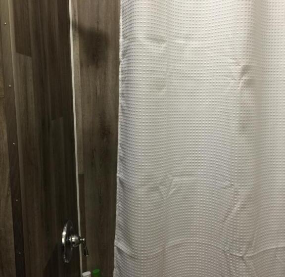 East Side Motel & Cabins