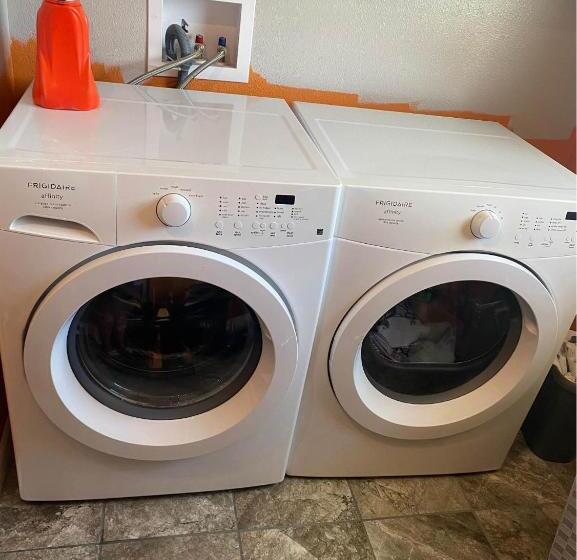 East Side Motel & Cabins