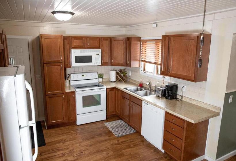 East Side Motel & Cabins