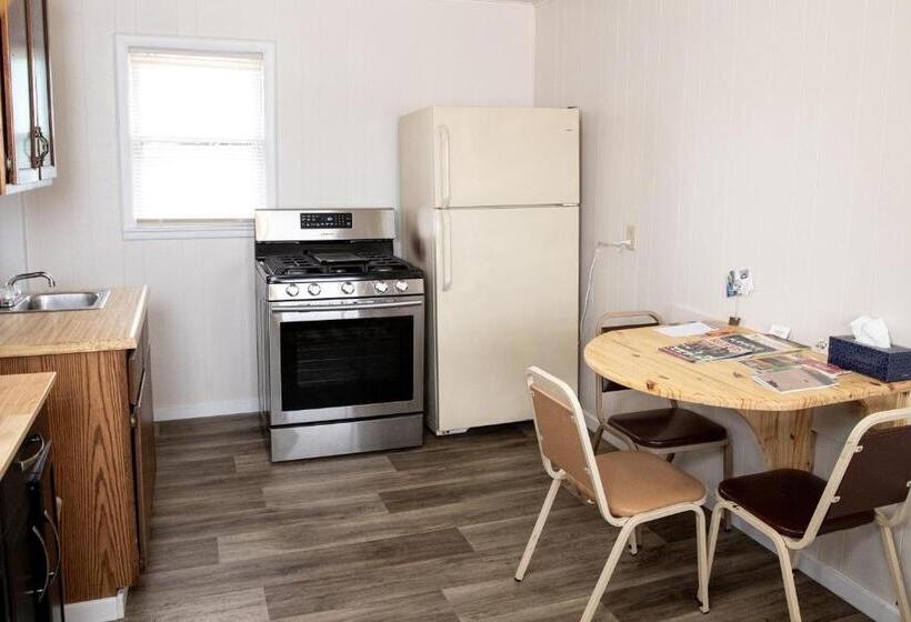 East Side Motel & Cabins