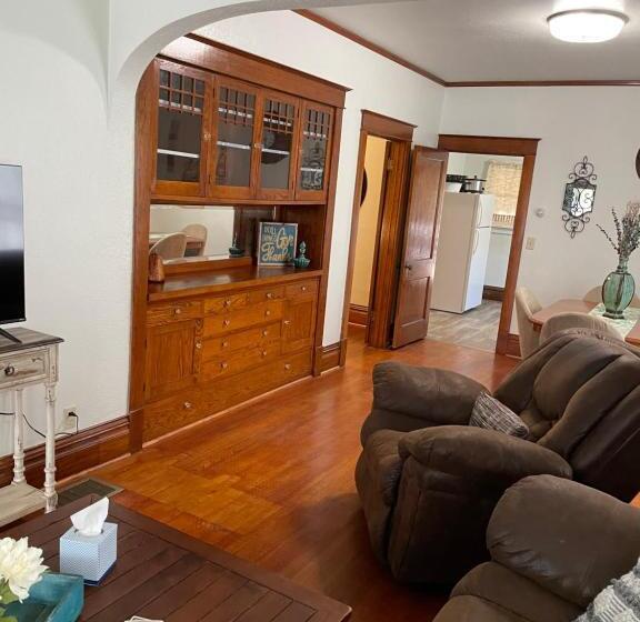 East Side Motel & Cabins