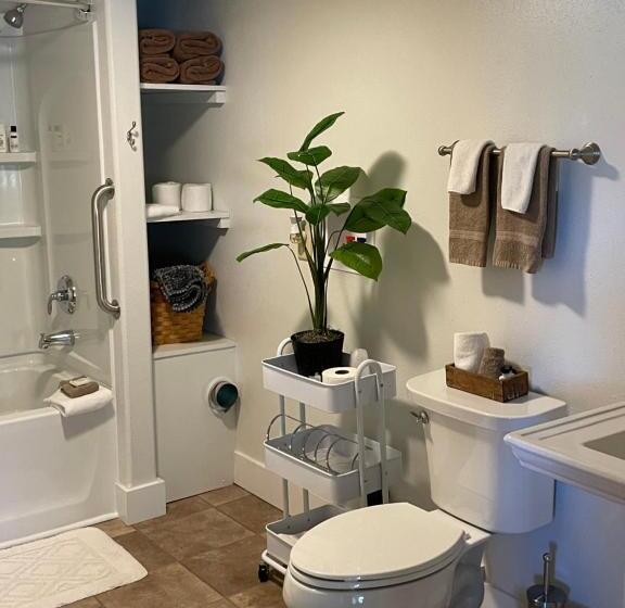 East Side Motel & Cabins