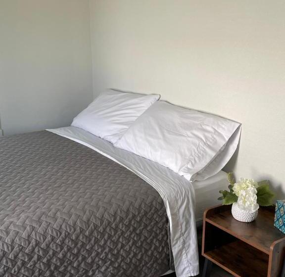 East Side Motel & Cabins