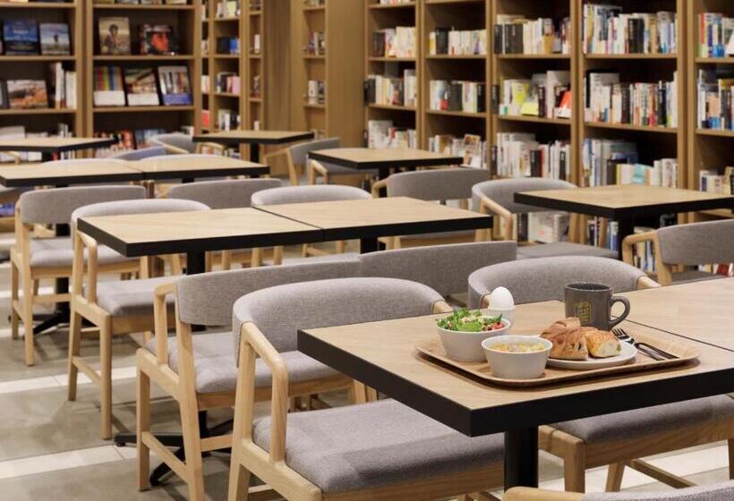 Lamp Light Books Hotel Sapporo