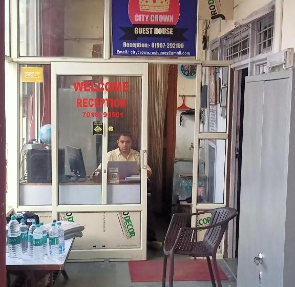 بنسيون City Crown Guest House
