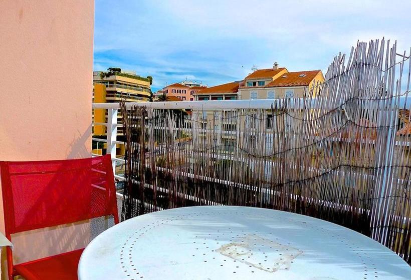 Lovely Modern Top Floor Apartment In Central Cannes Just A Short Walk From The Beaches And The Palai