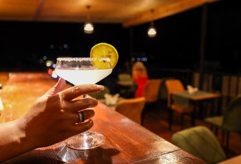 בית מלון כפרי Aeetes Palace