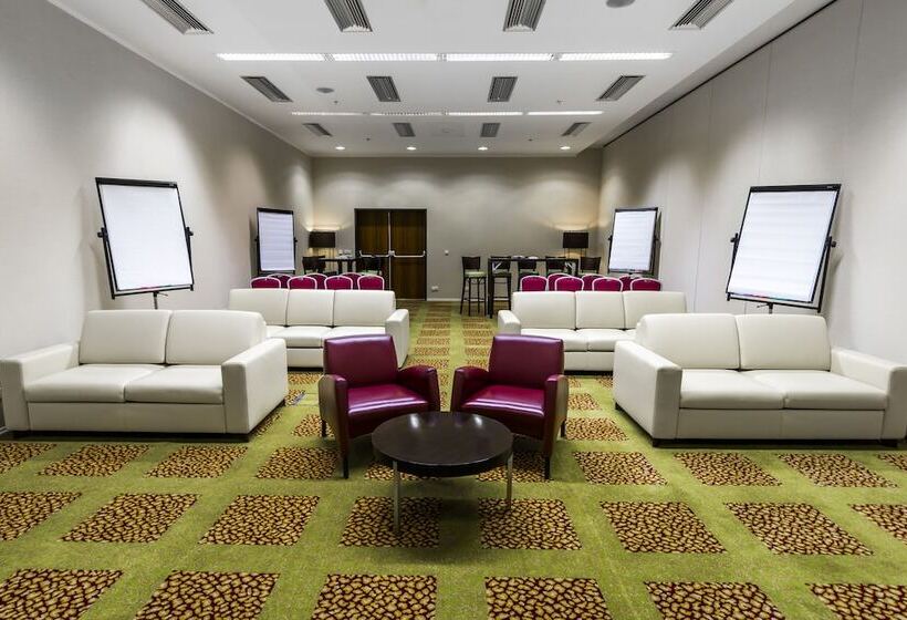 فندق Courtyard By Marriott Prague Airport