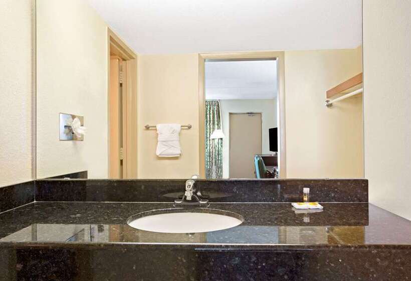 בית מלון כפרי Days Inn By Wyndham Orlando Airport Florida Mall