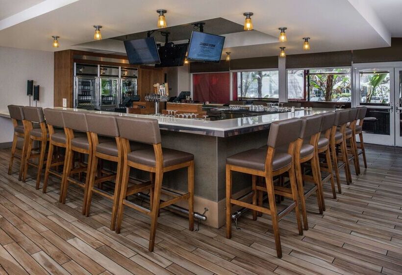 هتل Doubletree By Hilton Lax El Segundo