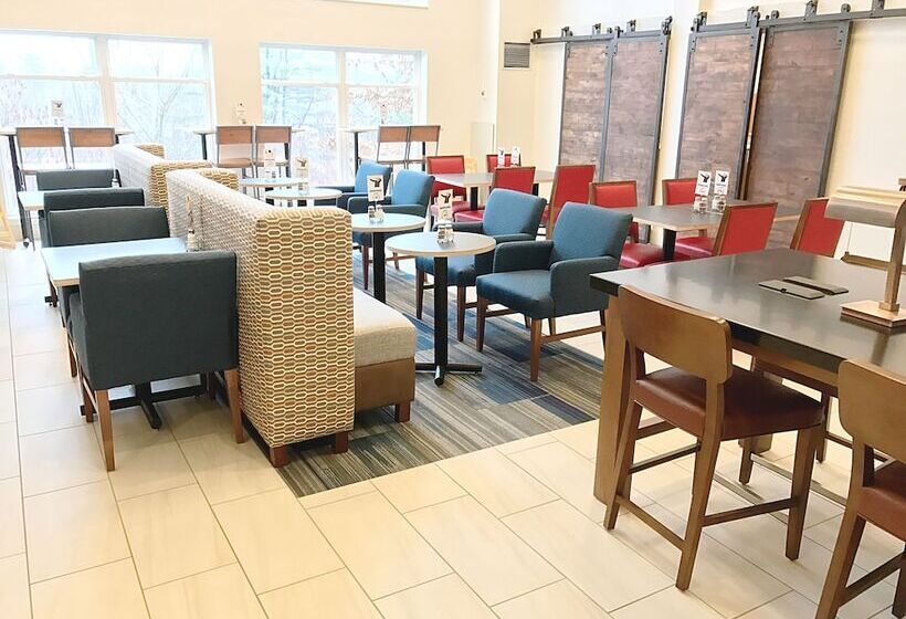 Holiday Inn Express Hotel & Suites White River Junction, An Ihg