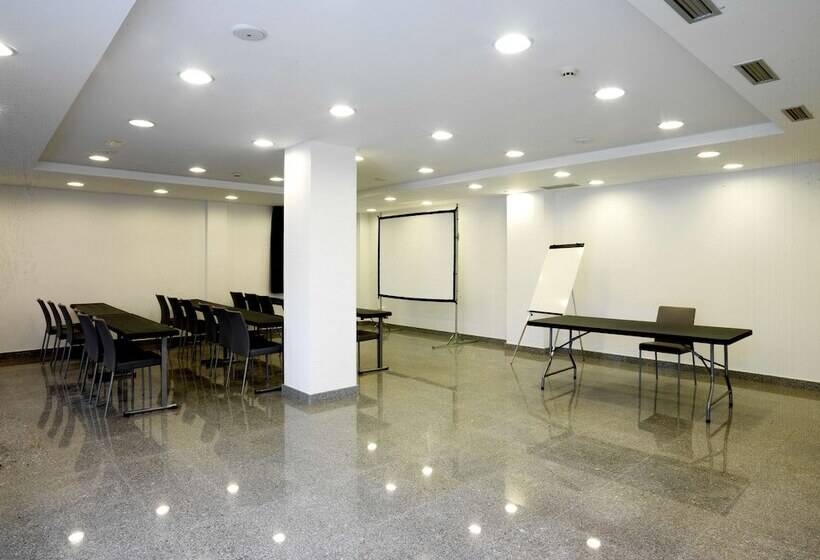 هتل NH La Avanzada