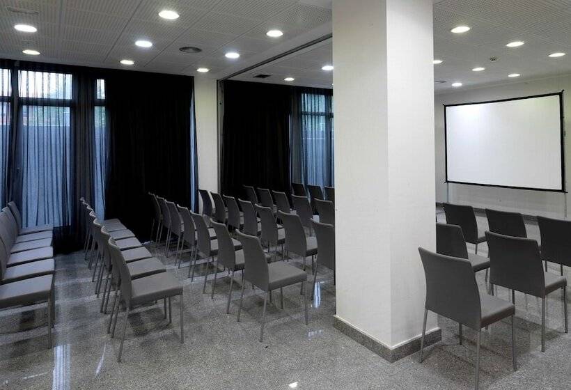 هتل NH La Avanzada